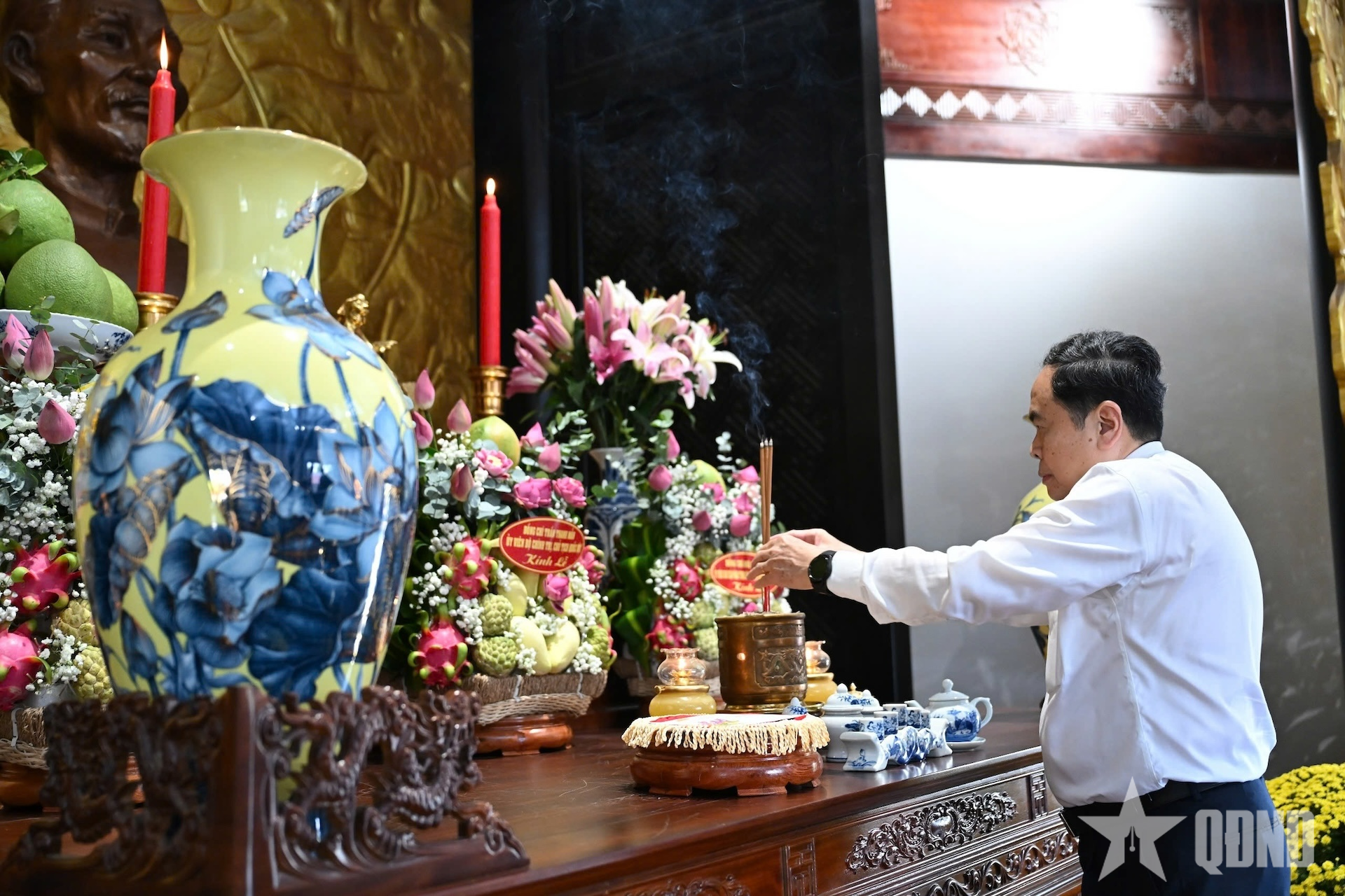 Chủ tịch Quốc hội Trần Thanh Mẫn dâng hương tưởng nhớ Chủ tịch Hội đồng Bộ trưởng Phạm Hùng và Thủ tướng Võ Văn Kiệt